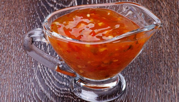 La salsa thai è un condimento agrodolce e speziato, utilizzato sia come intingolo che come alleato per insaporire carni e zucche: ecco come usarla in cucina