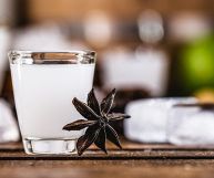 Il liquore dolce italiano da bere liscio o da utilizzare per la preparazione di dolci e dessert. Vi presentiamo la sambuca