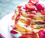 Lo sciroppo di fragola si usa in cucina e nei cocktail: scopriamo quali sono le caratteristiche e i valori nutrizionali di questo concentrato di benessere