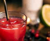 Lo sciroppo di granatina è l'ingrediente gustoso e speciale per la preparazione di long drink e cocktail dal sapore unico