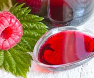 Caratteristiche e valori nutrizionali dello sciroppo di lampone, valido alleato in cucina e amico della nostra salute anche in questa versione particolare