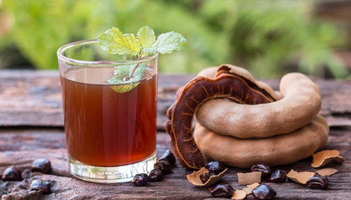 Lo sciroppo di tamarindo, bevanda dissetante e ingrediente di tanti drink, è un concentrato di benessere: ecco quali sono le sue proprietà nutrizionali