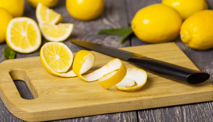 Scopriamo tutti i benefici contenuti nella buccia del limone, parte esterna dell'agrume che amplifica le proprietà del succo