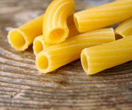Di origini napoletane, i sedani rigati sono un formato di pasta corta che trattiene straordinariamente condimenti e sughi di ogni genere. E sono buonissimi