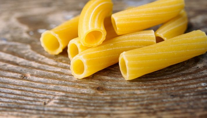 Di origini napoletane, i sedani rigati sono un formato di pasta corta che trattiene straordinariamente condimenti e sughi di ogni genere. E sono buonissimi