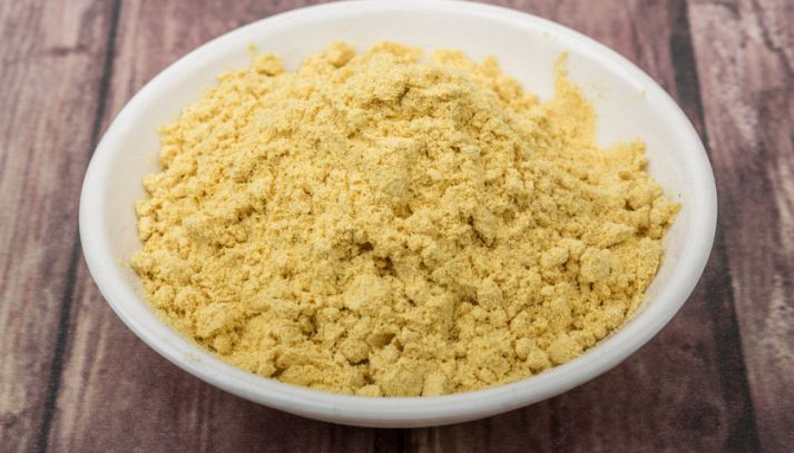 Usata fin dall'antichità, la senape in polvere è conosciuta anche come farina di senape e serve a insaporire diverse pietanze