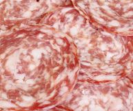 La soppressa veneta è un insaccato dal gusto deciso, formato da un mix di carni suine magre e grasse: scopriamo le sue proprietà nutrizionali