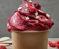 Protagonista assoluto dei nostri momenti più golosi, il sorbetto al lampone è il dolce che non può mai mancare sulla tavola estiva