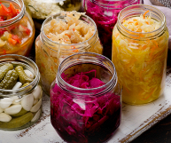 Il cibo conservato in una salamoia di aceto di vino bianco prende il nome di sottaceto. Scopriamo le caratteristiche