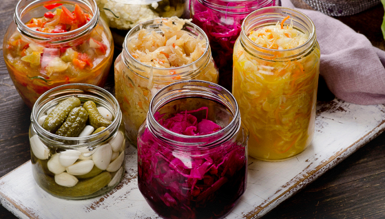 Il cibo conservato in una salamoia di aceto di vino bianco prende il nome di sottaceto. Scopriamo le caratteristiche