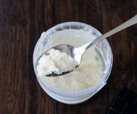 La stracciatella è un formaggio squisito e cremoso, perfetto da consumare al naturale: scopriamo quali sono le sue proprietà e i valori nutrizionali