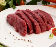 Una carne rossa dalle preziose proprietà. Sapere come cucinare lo struzzo permette di variare e migliorare la propria alimentazione