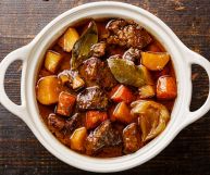 Lo stufato di manzo è un piatto tipico della nostra cucina ed è perfetto per accontentare i gusti di tutti