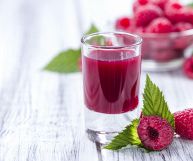 Il succo di lampone si ottiene spremendo i lamponi ed è un antiossidante e ricco di sostanze nutritive