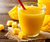 Vediamo insieme quali sono le caratteristiche e i valori nutrizionali del succo di mango e come si usa in cucina e nella composizione dei cocktail