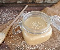 Il tahin, conosciuto anche come crema di sesamo, è una salsa di accompagnamento davvero gustosa: ecco le calorie e le proprietà nutrizionali in essa presenti