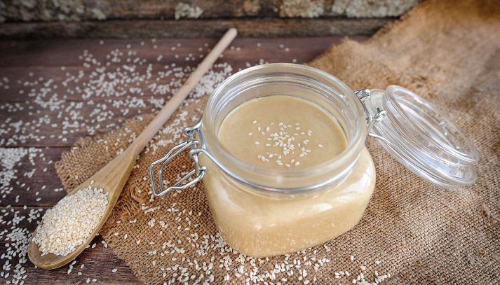 Il tahin, conosciuto anche come crema di sesamo, è una salsa di accompagnamento davvero gustosa: ecco le calorie e le proprietà nutrizionali in essa presenti