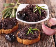 C'è chi la usa anche per condire la pasta: scopri tutto sulla tapenade e come usarla in cucina