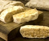 Il tempeh è anche detto "carne di soia" per il suo elevato contenuto di proteine