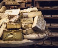 La toma è un formaggio tipico piemontese, seppure diffuso nelle zone montane di altre regioni: ecco quali sono le sue proprietà nutrizionali
