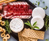 Scopriamo insieme i tomini, tra i formaggi italiani più apprezzati, tipici delle regioni del nord. Caratteristiche, proprietà, controindicazioni e ricette