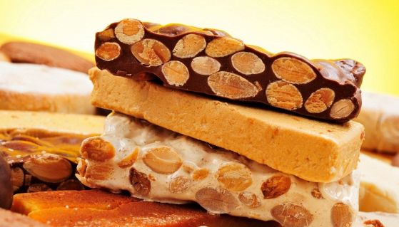 Torrone, tutte le proprietà del tipico dolce della tradizione natalizia italiana.