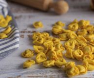 Una pasta all'uovo ripiena di origini emiliane dal sapore incredibile e straordinario. Scopriamo i tortellini, le loro caratteristiche e gli usi in cucina