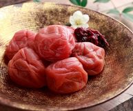 Scopriamo come usare in cucina l’umeboshi, condimento giapponese a base di prugne mature: acido e salato, insaporisce e ravviva diverse tipologie di pietanze