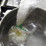 Uova in camicia e pane tostato