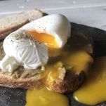 Uova in camicia e pane tostato