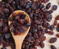 Un cucchiaio di uvetta a colazione ma anche a pranzo e in uno snack spezzafame: l'uva passa è versatile e si utilizza in molte ricette dolci e salate