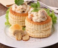 Vediamo quali sono le caratteristiche dei vol-au-vent: scopriamo i valori nutrizionali e gli usi in cucina di questo prodotto della tradizione francese