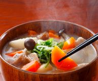 I benefici e le proprietà principali della zuppa di miso, una zuppa a base di miso importata dall'oriente dalle caratteristiche importanti per l'organismo
