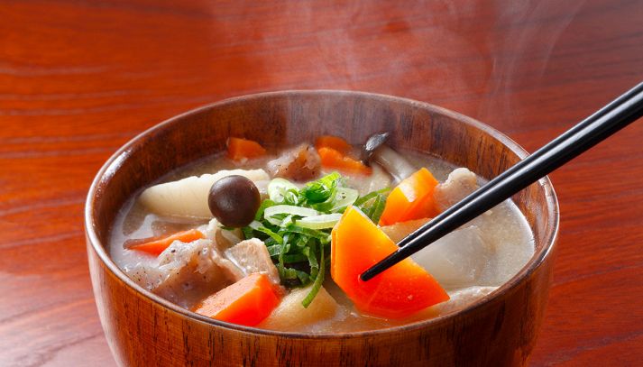 I benefici e le proprietà principali della zuppa di miso, una zuppa a base di miso importata dall'oriente dalle caratteristiche importanti per l'organismo