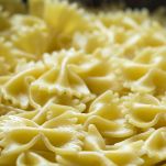 Farfalle con pomodorini e mozzarella di bufala
