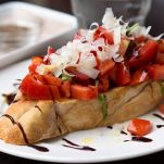 Bruschetta con tonno e cipolle