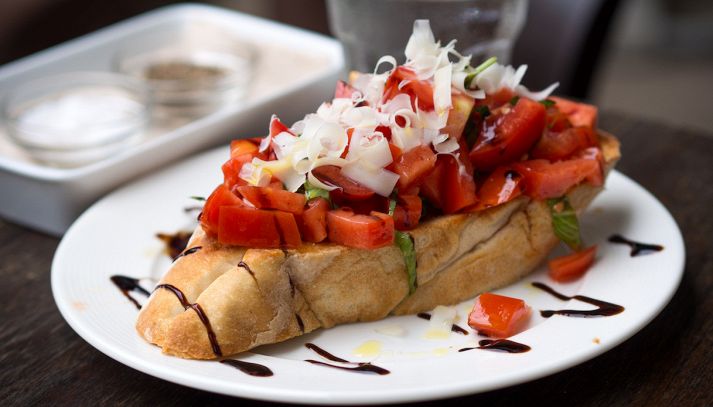 Bruschetta con tonno e cipolle