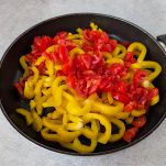 Padella con peperoni e pomdori