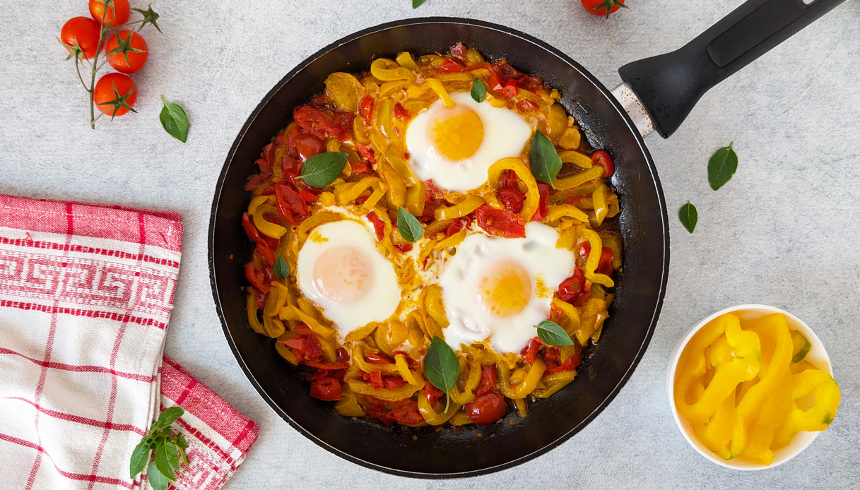 Uova ai peperoni e pomodoro
