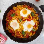Padella con uova ai peperoni e pomodoro