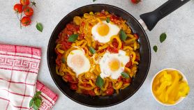Padella con uova ai peperoni e pomodoro