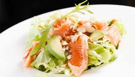 Insalata di salmone avocado e rucola