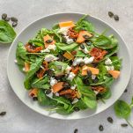 Insalata di melone e spinaci con prosciutto e semi oleosi
