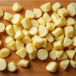 Patate sbucciate e tagliate