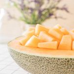Cubetti di melone all'interno del guscio vuoto