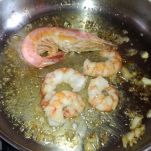 Penne con gamberi pomodori e piselli