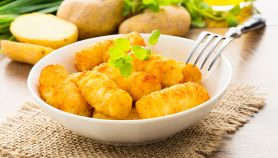 Sbucciate la mela, tagliatela a dadini e amalgamatela al composto di patate.