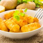 Sbucciate la mela, tagliatela a dadini e amalgamatela al composto di patate.