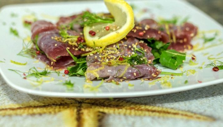 Carpaccio di tonno con olive