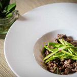 ricetta traccetti di manzo su verdure croccanti